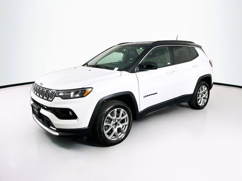 Used 2025 Jeep Compass Limited AWD/4WD image 3