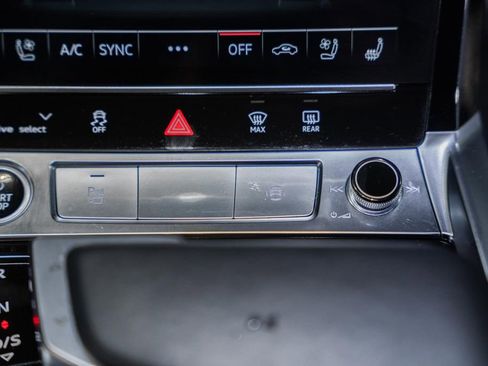 Used 2024 Audi Q8 e-tron Premium Plus image 22