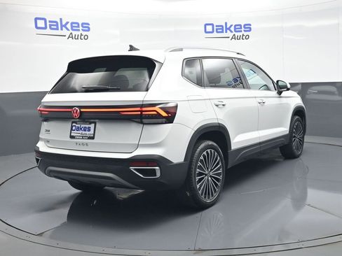 Used 2025 Volkswagen Taos SE FWD image 8