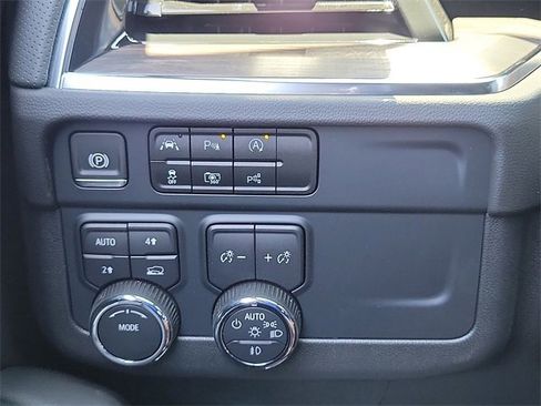 New 2025 Chevrolet Suburban Premier image 17