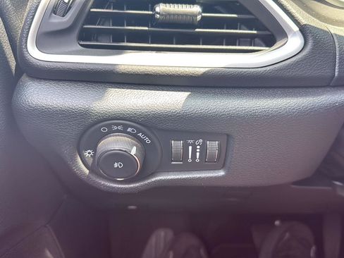 Used 2025 Chrysler Pacifica Select FWD image 23