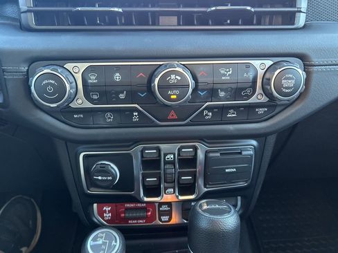 Used 2024 Jeep Gladiator Rubicon w/ Technology Group image 21