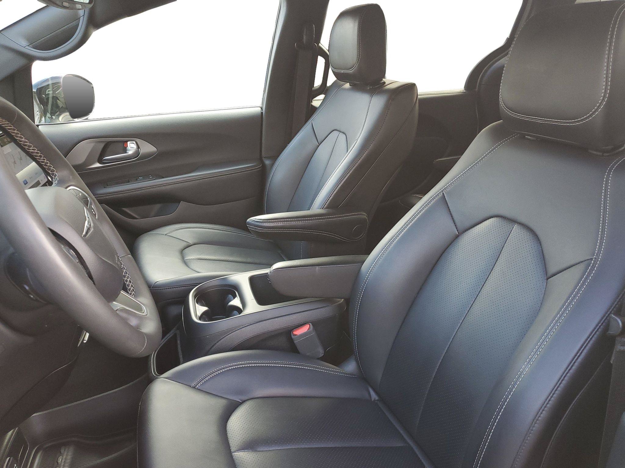 Used 2025 Chrysler Pacifica Select FWD image 5