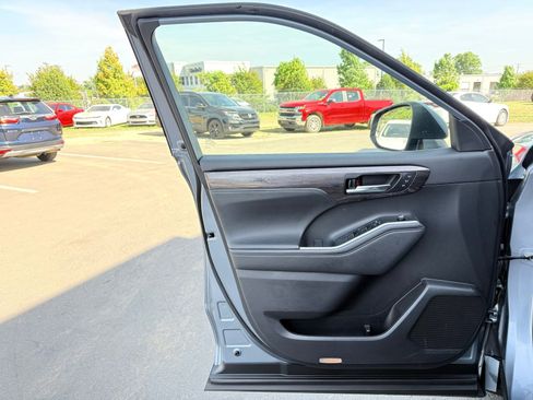 Used 2022 Toyota Highlander Platinum AWD/4WD image 17