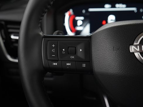 Used 2025 Nissan Rogue SL image 27