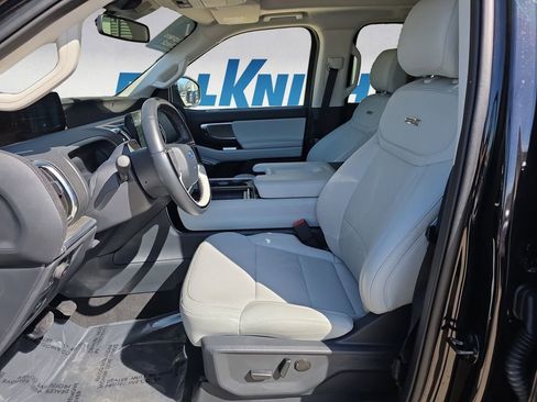 Used 2025 Ford Expedition Platinum image 9