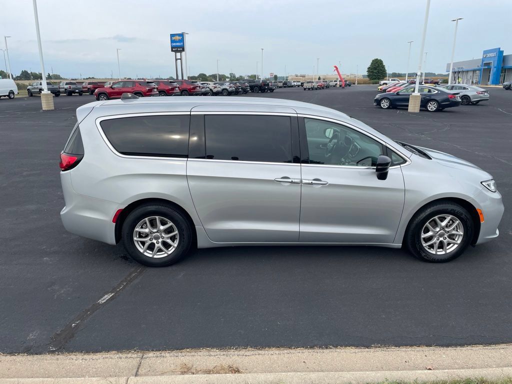 Used 2024 Chrysler Pacifica Touring-L FWD image 6