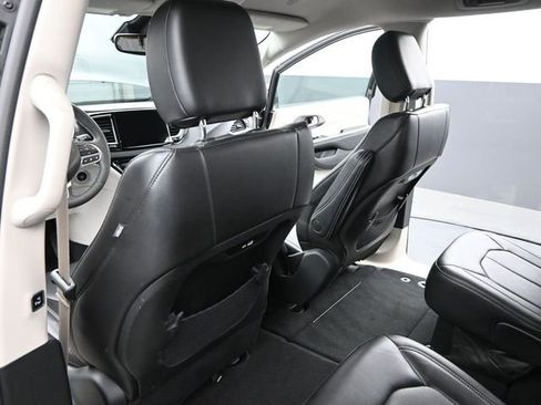 Used 2024 Chrysler Pacifica Touring-L FWD image 15