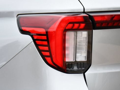 Used 2025 Ford Explorer Active AWD/4WD image 41