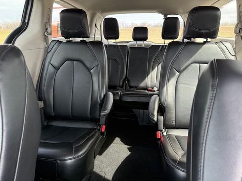 Used 2024 Chrysler Pacifica Touring-L image 17