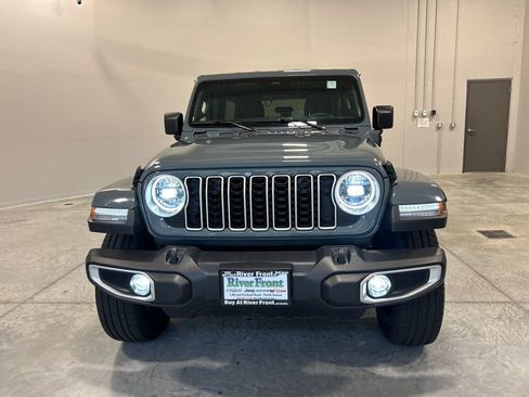 Used 2025 Jeep Wrangler Unlimited Sahara AWD/4WD image 3