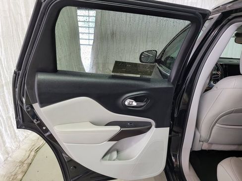 Used 2019 Jeep Cherokee Limited image 51