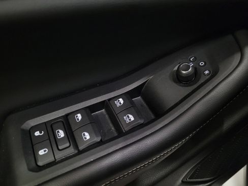 Used 2023 Jeep Grand Cherokee Laredo AWD/4WD image 27