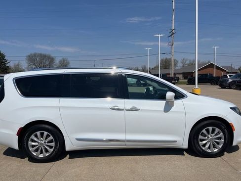 Used 2018 Chrysler Pacifica Touring-L Plus FWD image 4
