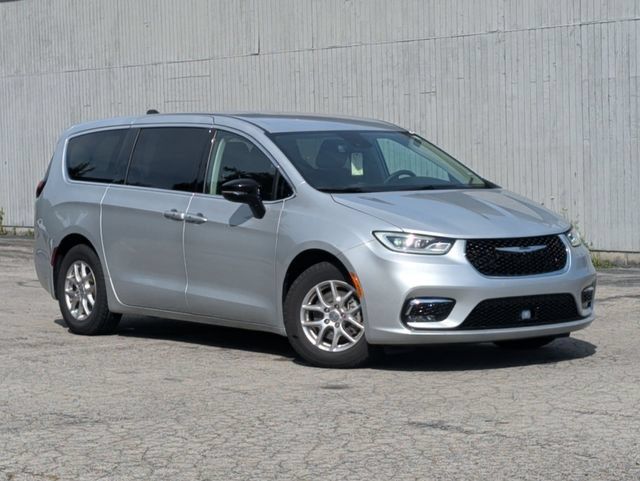 Used 2024 Chrysler Pacifica Touring-L FWD image 11