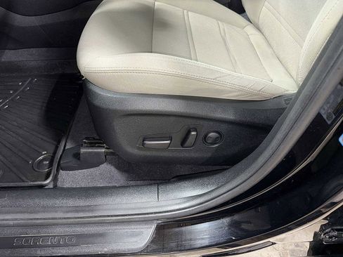 Used 2018 Kia Sorento LX w/ LX V6 Convenience Package image 24