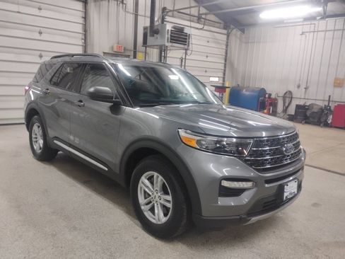 Used 2024 Ford Explorer XLT w/ Equipment Group 202A image 5