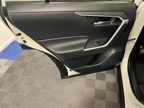 Used 2020 Toyota RAV4 XLE w/ Convenience Package image 8