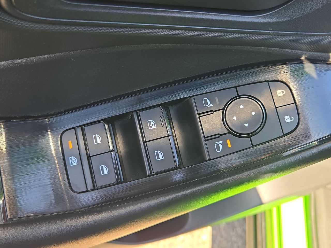 Used 2025 Nissan Rogue S AWD/4WD image 27