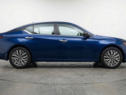 Used 2025 Nissan Altima 2.5 SV image 11