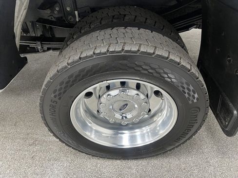 Used 2025 Ford F450 Platinum w/ FX4 Off-Road Package image 18