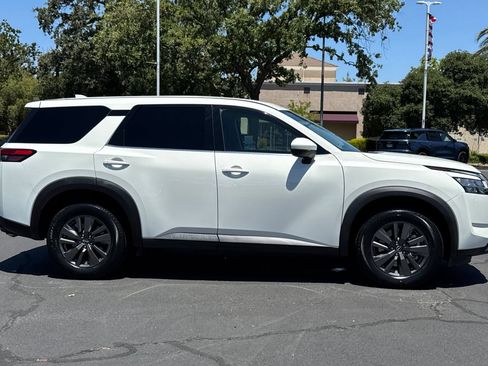 Used 2022 Nissan Pathfinder S w/ Cargo Package AWD/4WD image 2