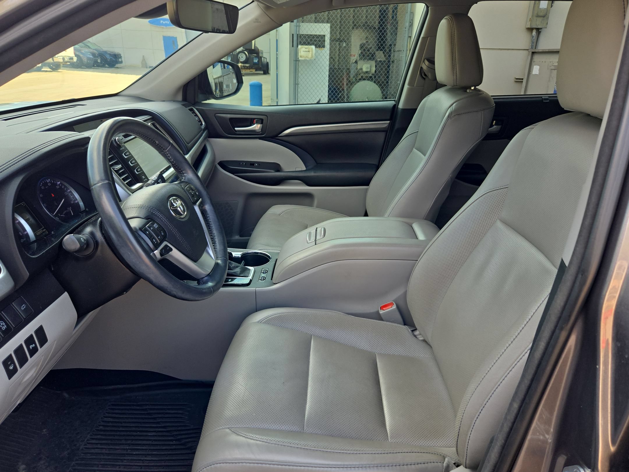 Used 2018 Toyota Highlander Limited FWD image 9