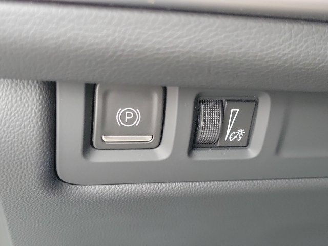Certified 2024 Cadillac XT4 Luxury w/ Cold Weather Package FWD image 23