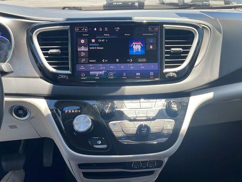 Used 2023 Chrysler Pacifica Touring-L FWD image 16