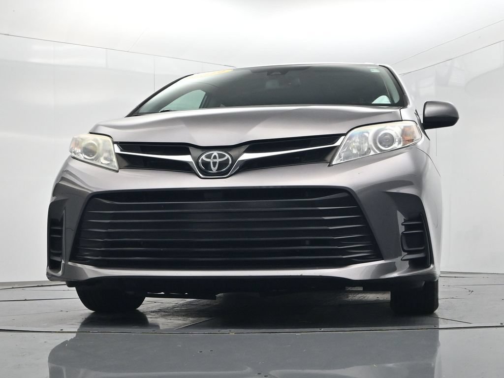 Used 2019 Toyota Sienna LE w/ Carpet Mat Package FWD image 32