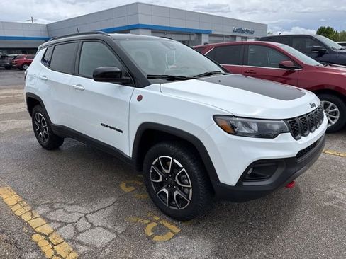Used 2025 Jeep Compass Trailhawk AWD/4WD image 6