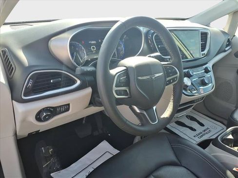 Used 2024 Chrysler Pacifica Touring-L FWD image 20