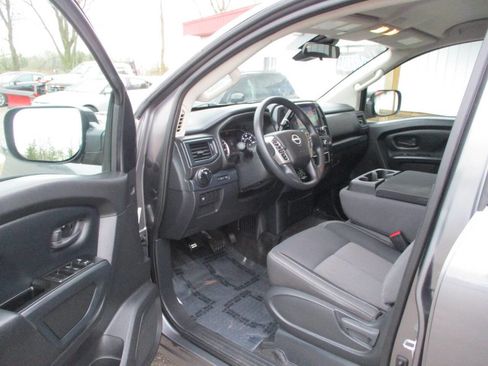 Used 2023 Nissan Titan S image 15