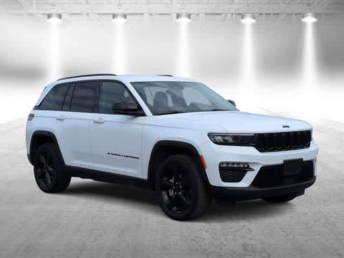 Used 2023 Jeep Grand Cherokee Limited w/ Black Appearance Package image 2