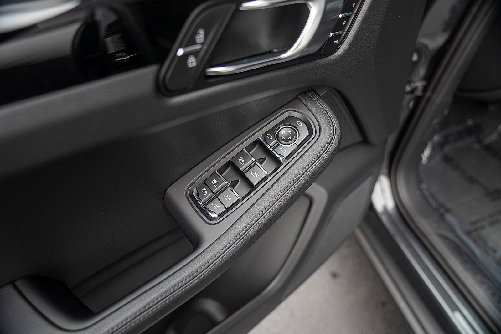 Used 2026 Porsche Macan AWD/4WD image 18