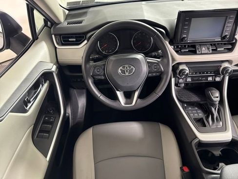 Used 2020 Toyota RAV4 XLE Premium image 9