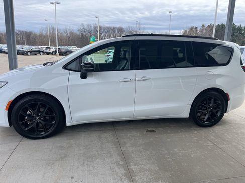 Used 2025 Chrysler Pacifica Limited image 2