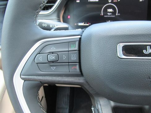 Certified 2025 Jeep Grand Cherokee Limited w/ Luxury Tech Group II AWD/4WD image 26