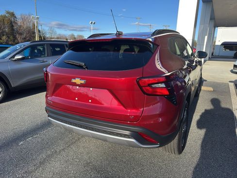 Used 2025 Chevrolet Trax LT w/ Sunroof Package image 5