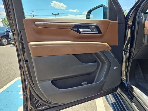 Used 2025 Chevrolet Suburban High Country AWD/4WD image 12