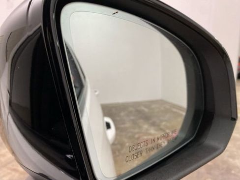 Used 2025 Volvo XC40 B5 Plus AWD/4WD image 95