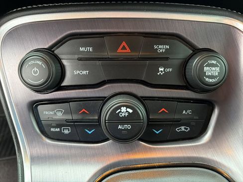 Used 2018 Dodge Challenger SXT image 30