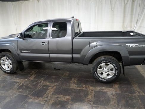 Used 2015 Toyota Tacoma 4x4 Access Cab V6 w/ TRD Sport Package image 9