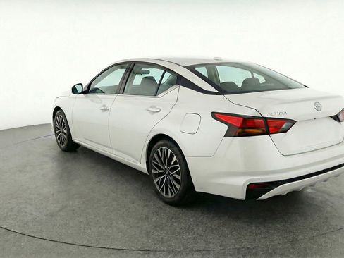 Used 2025 Nissan Altima 2.5 SV image 6