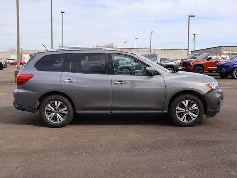 Used 2017 Nissan Pathfinder SV image 7