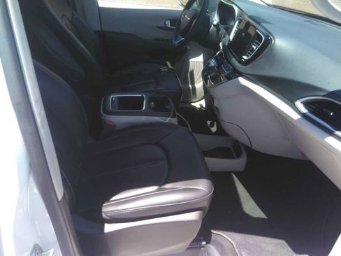 Used 2023 Chrysler Pacifica Touring-L FWD image 2
