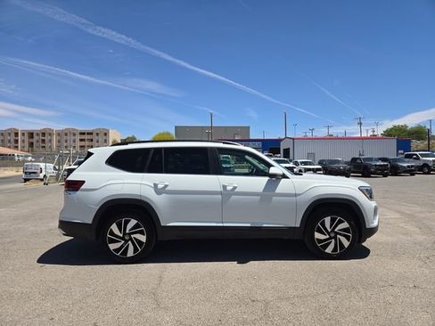Used 2025 Volkswagen Atlas SE image 2