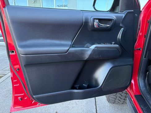 Used 2019 Toyota Tacoma TRD Off-Road w/ Technology Package image 11