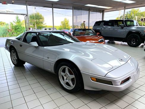 Used 1996 Chevrolet Corvette Coupe RWD image 3