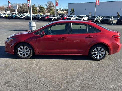 Used 2021 Toyota Corolla LE image 12